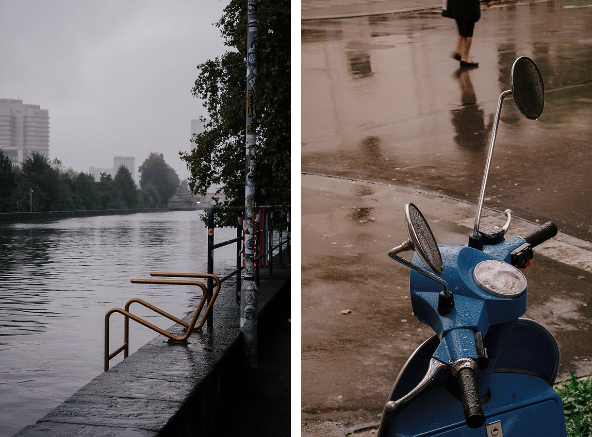 Fluss mit goldener Leiter ins Wasser, dahinter die Stadt im Nebel. Vespa im Regen.