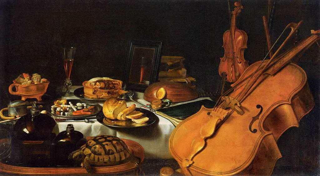 Stillleben eines niederländischen Meisters: Saiteninstrumente, eine Pastete, geschnittenes Weißbrot, ein Glas mit einer orangenen Flüssigkeit, eine Schildkröte, auf und um einen Tisch mit weißer Decke drapiert, vor schwarzem Hintergrund
