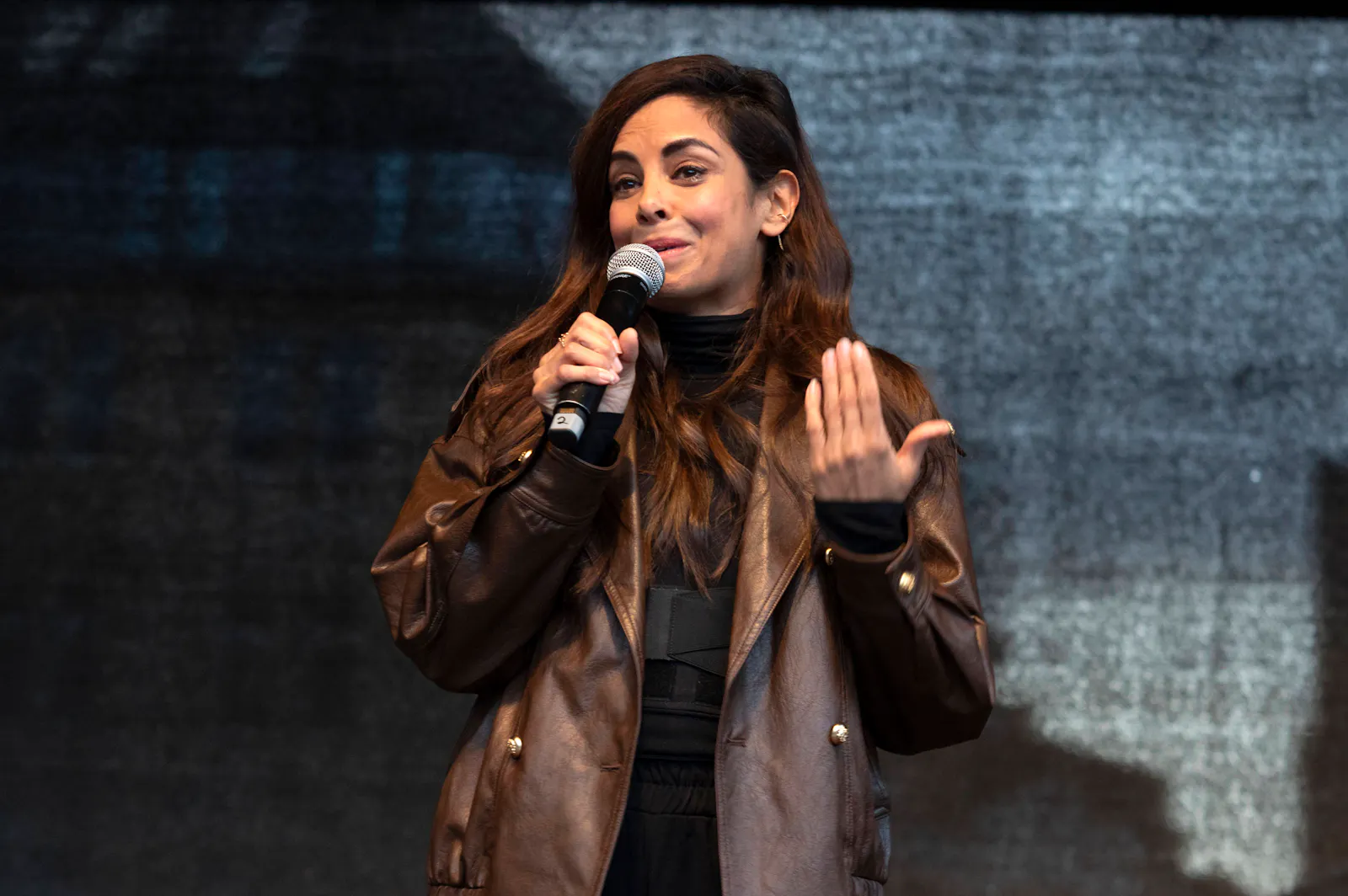 Collien Fernandes bei der Demonstration gegen sexualisierte Gewalt unter dem Motto „Es reicht! Die Scham muss die Seite wechseln“ auf dem Rathausmarkt in Hamburg am 26. März 2026.
