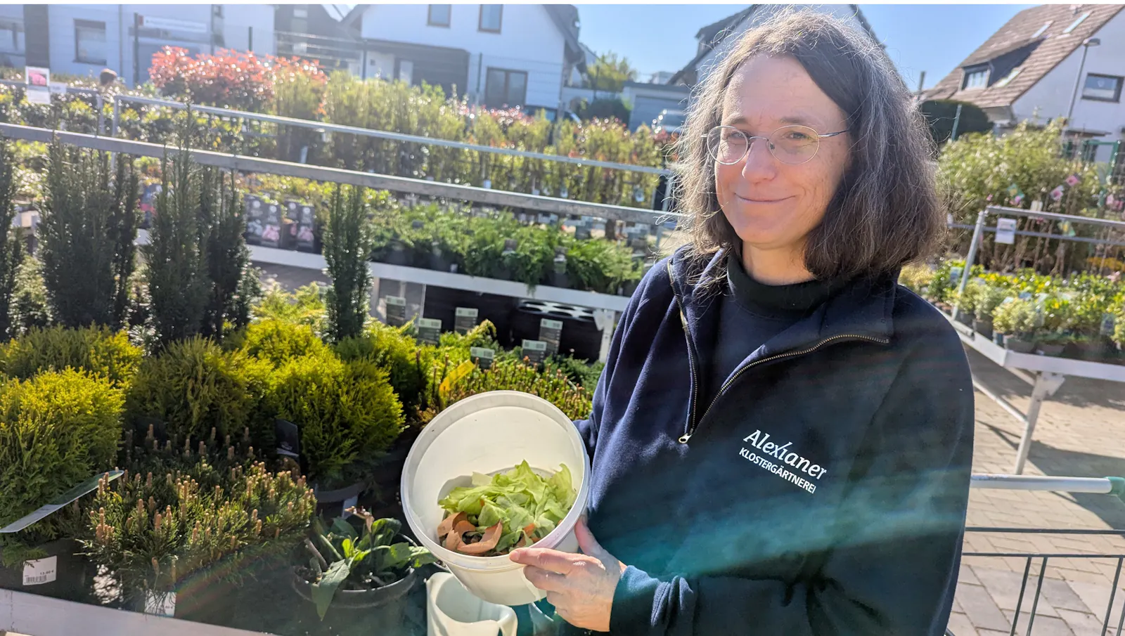 Für Gärtnermeisterin Dagmar Hauke gehört Jauche zum naturnahen Gärtnern.