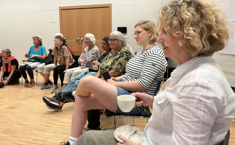 Teil eines Stuhlkreises mit Frauen verschiedenen Alters
