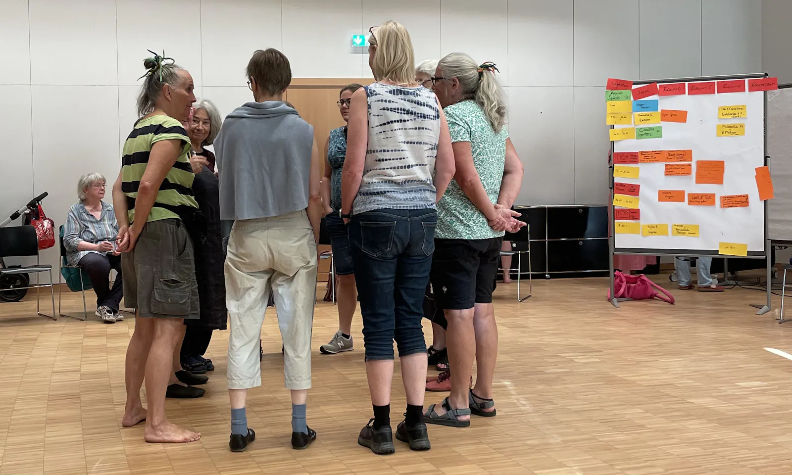Eine Gruppe von Frauen bildet einen Kreis