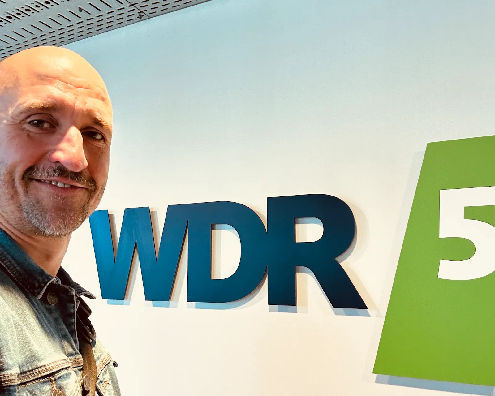 Ich vor dem WDR 5 Logo.