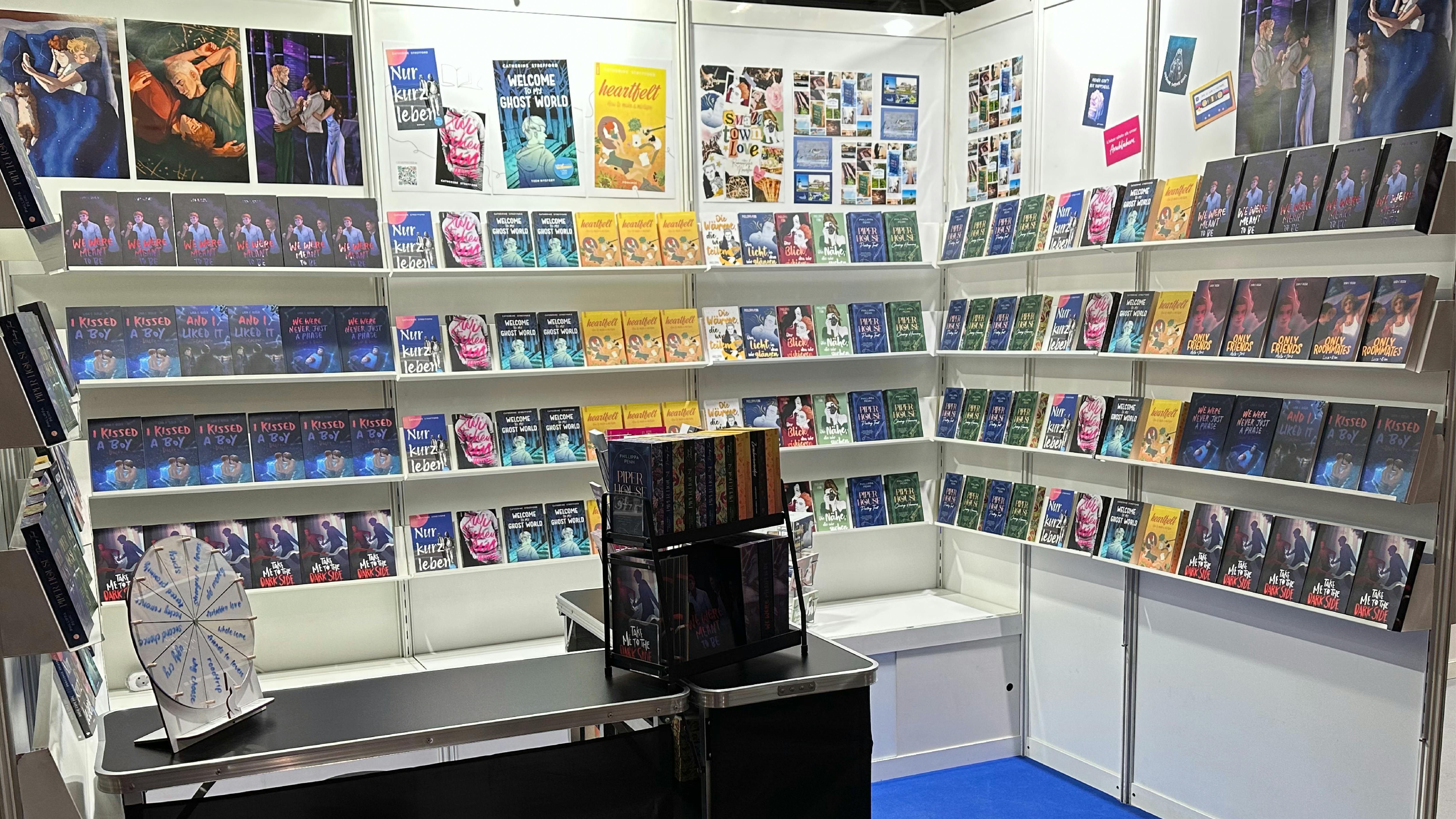Blick in unseren fertig aufgebauten Messestand mit allen Büchern von Phillippa, Lisa und mir.