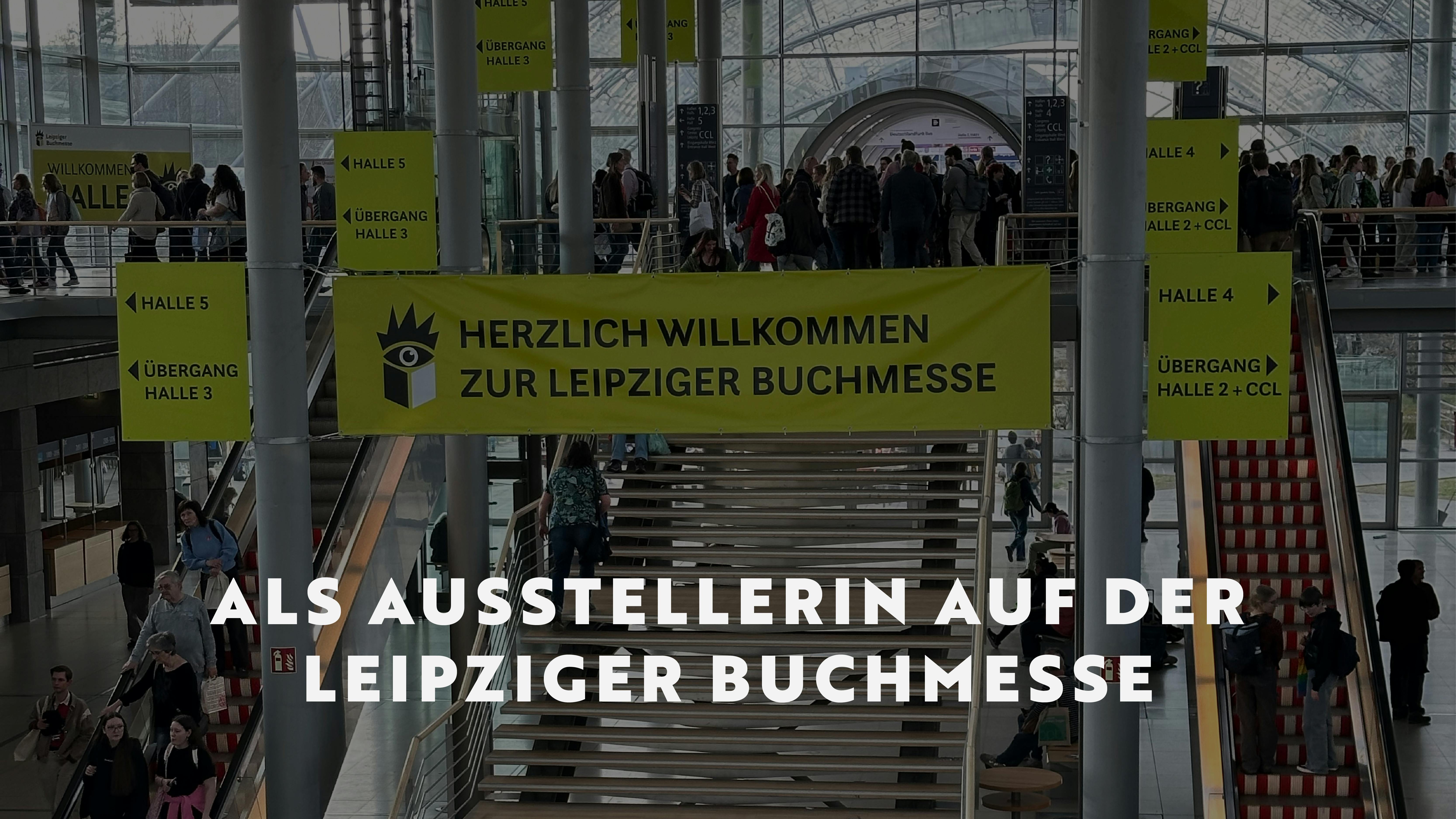 Im Vordergrund steht in weißer Schrift die Überschrift. Im Hintergrund ein Bild der Eingangshalle der Leipziger Buchmesse mit einem hellgrünen Banner, auf dem "Herzlich Willkommen zur Leipziger Buchmesse" steht.