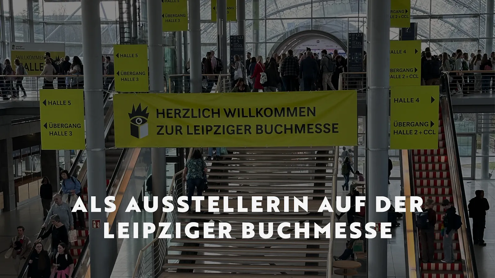 Im Vordergrund steht in weißer Schrift die Überschrift. Im Hintergrund ein Bild der Eingangshalle der Leipziger Buchmesse mit einem hellgrünen Banner, auf dem "Herzlich Willkommen zur Leipziger Buchmesse" steht.