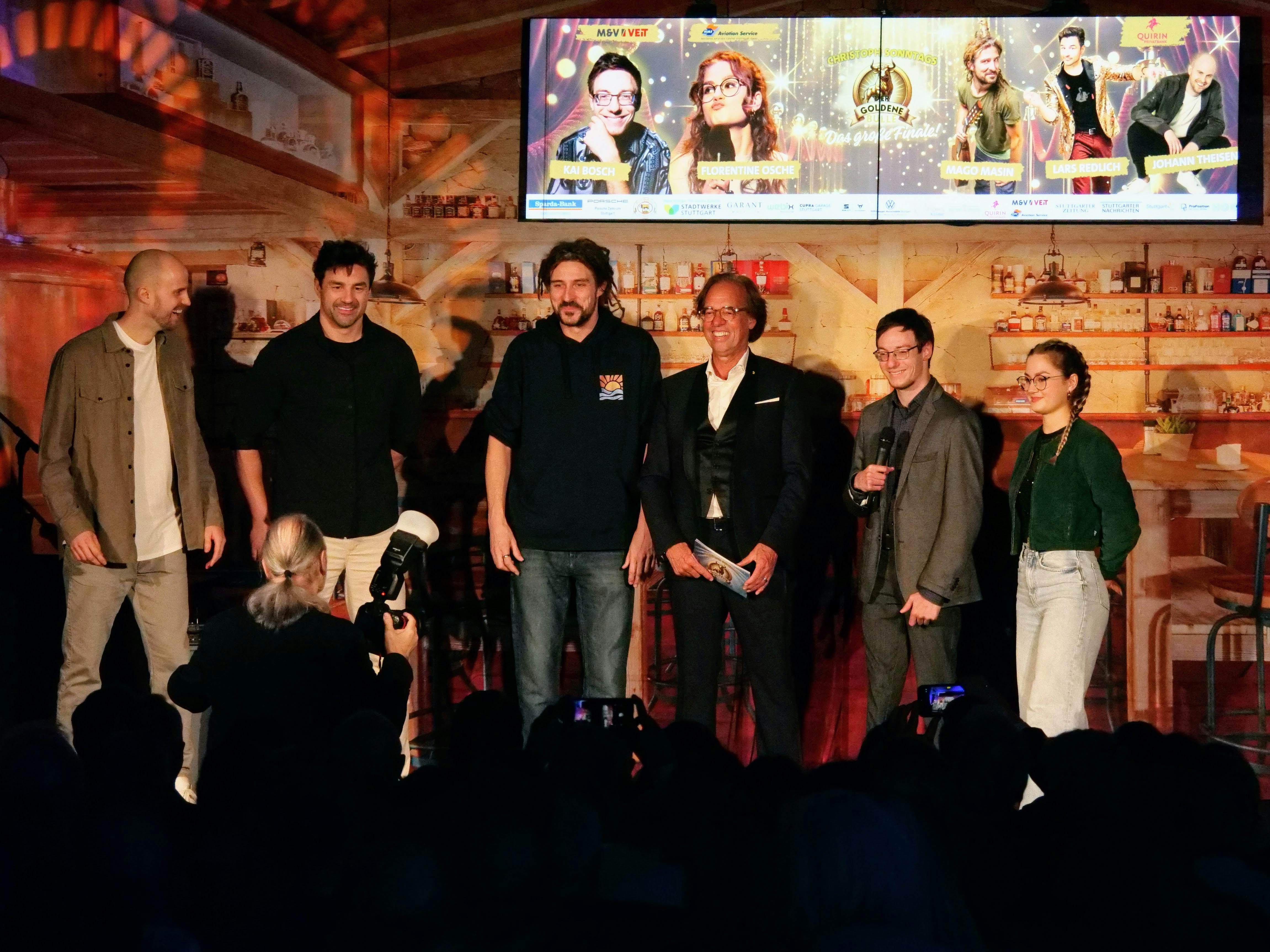 Alle Preisträger beim diesjährigen Kleinkunstwettbewerb (von links): Jonas Theisen (silber), Lars Redlich (gold), Mago Masin (bronze), Initiator Christoph Sonntag, Kai Bosch (Inklusion) und Florentine Osche (Förderpreis). Foto: Jürgen Brand