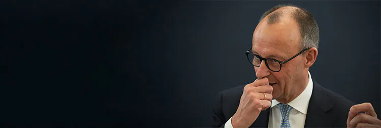 Friedrich Merz greift sich nachdenklich an die Nase