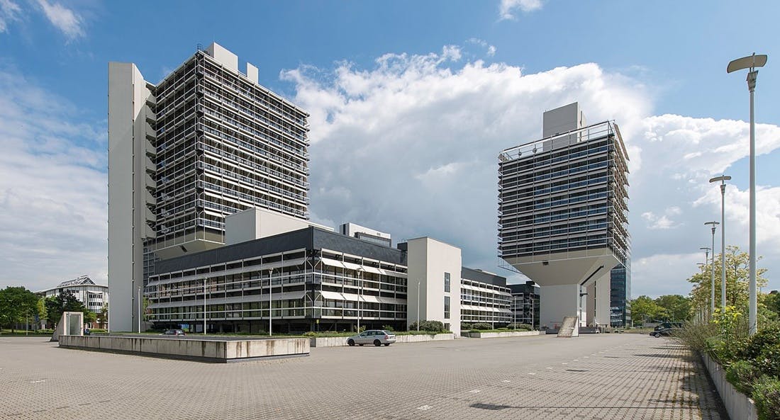 Eines von vielen Beispielen der denkmalgeschützten Nachkriegsmoderne in Hessen: Frankfurt, Olivetti-Türme (Egon Eiermann, 1972) (Bild: epizentrum, CC BY SA 3.0, 2013)