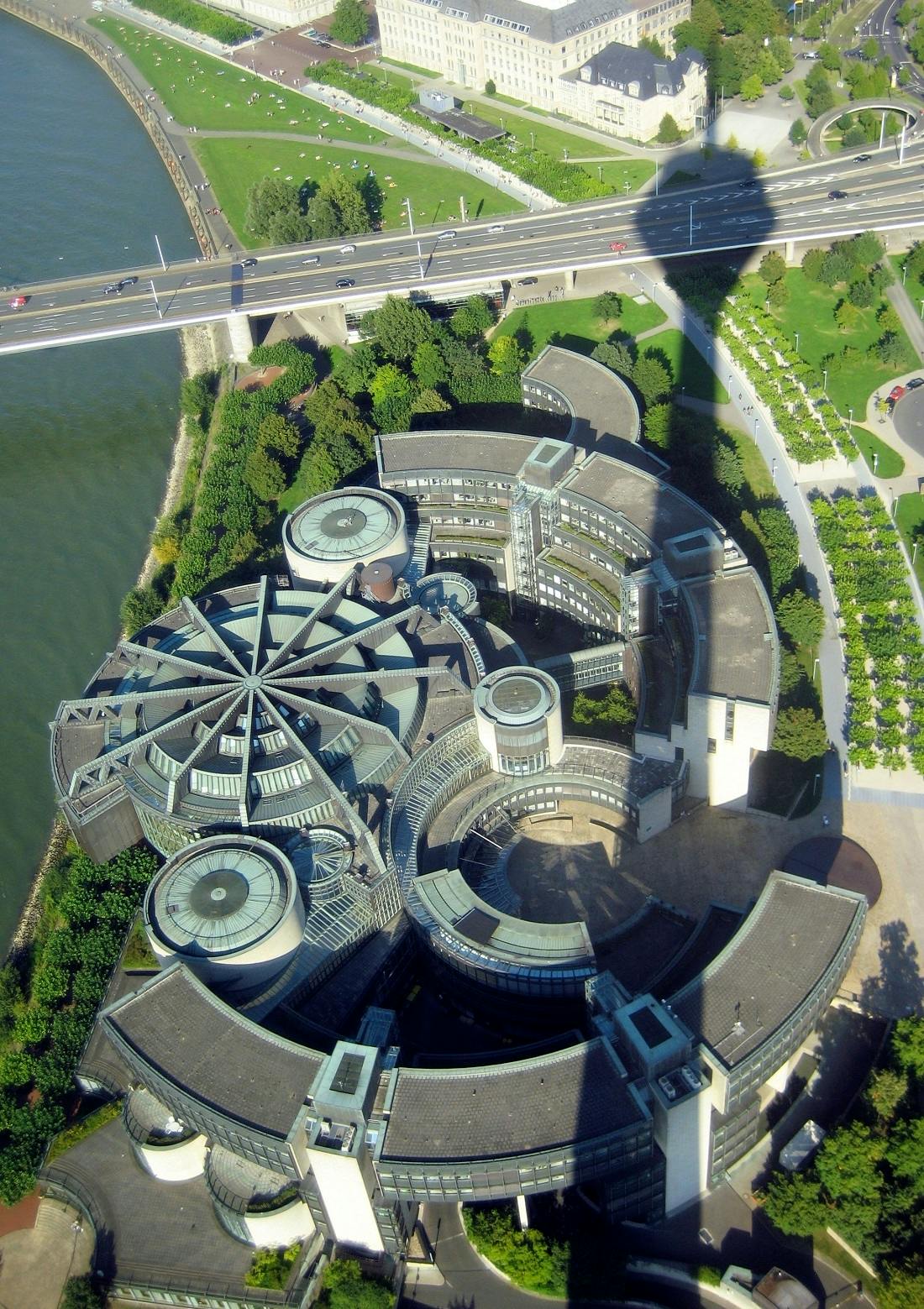 Düsseldorf, der Landtag (selbst ein Fall für den Denkmalschutz) vom Rheinturm aus (Bild: Kevin P. Nichols, gemeinfrei, 2009)