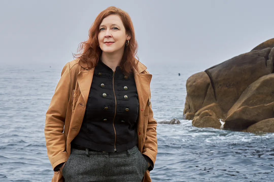 Foto von Ellen Dunne vor dem Meer