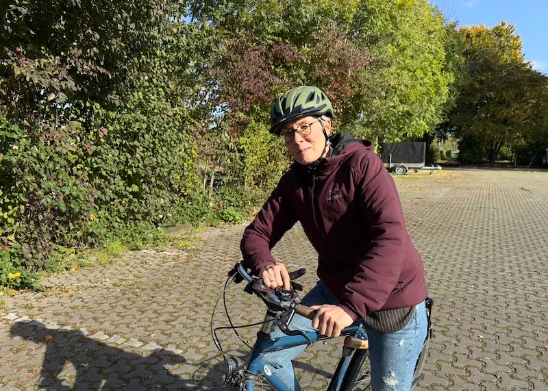Alex met Helm und Fahrrad