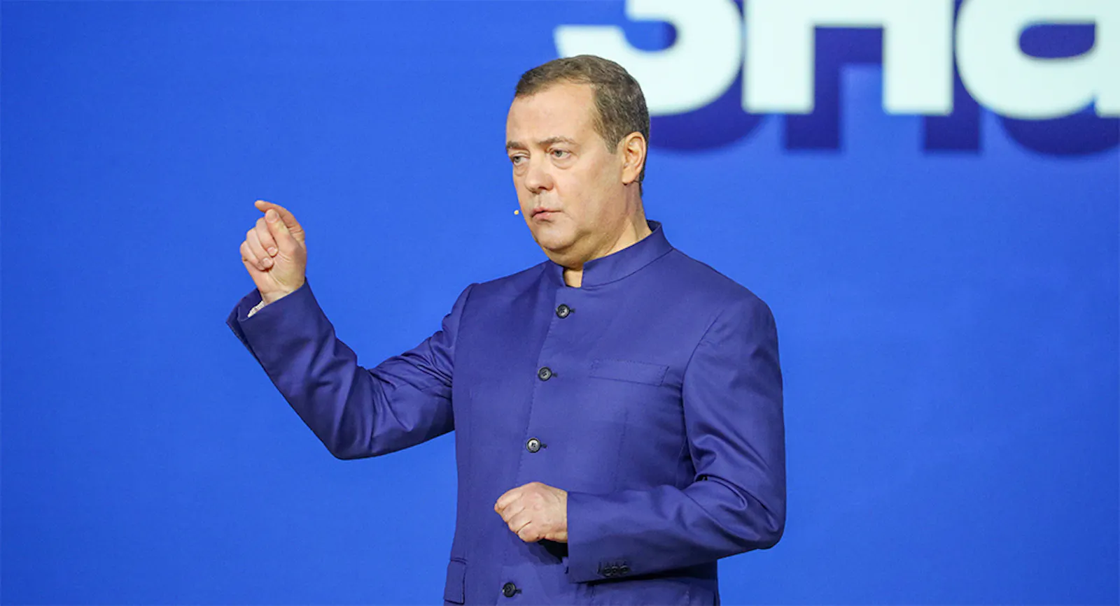 Medwedew bei einer Wahlveranstaltung für Putin