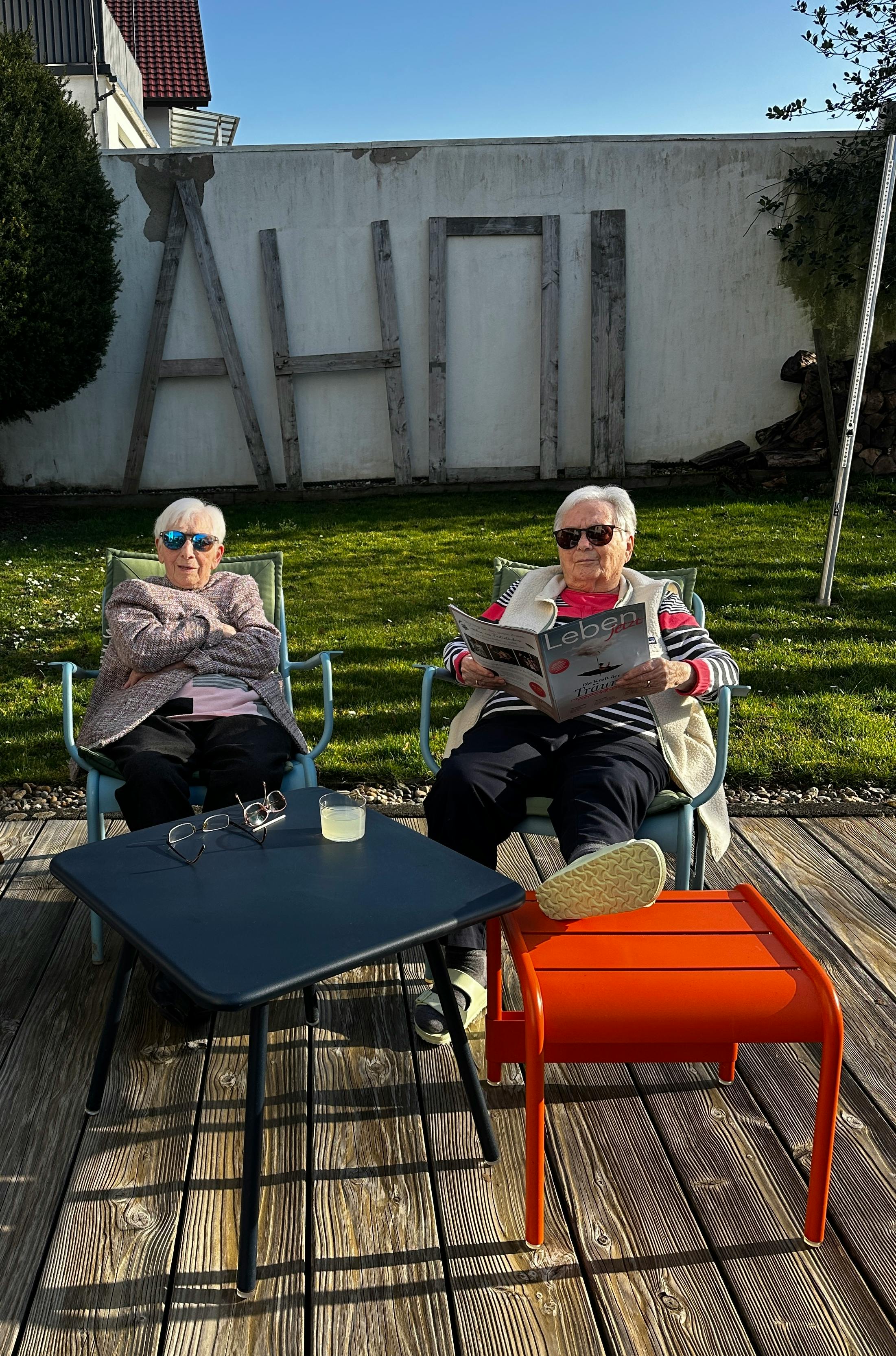 Oma (100) und ihr Schwester Emi (95) auf der Terasse, die ersten Sonnenstrahlen genießend.