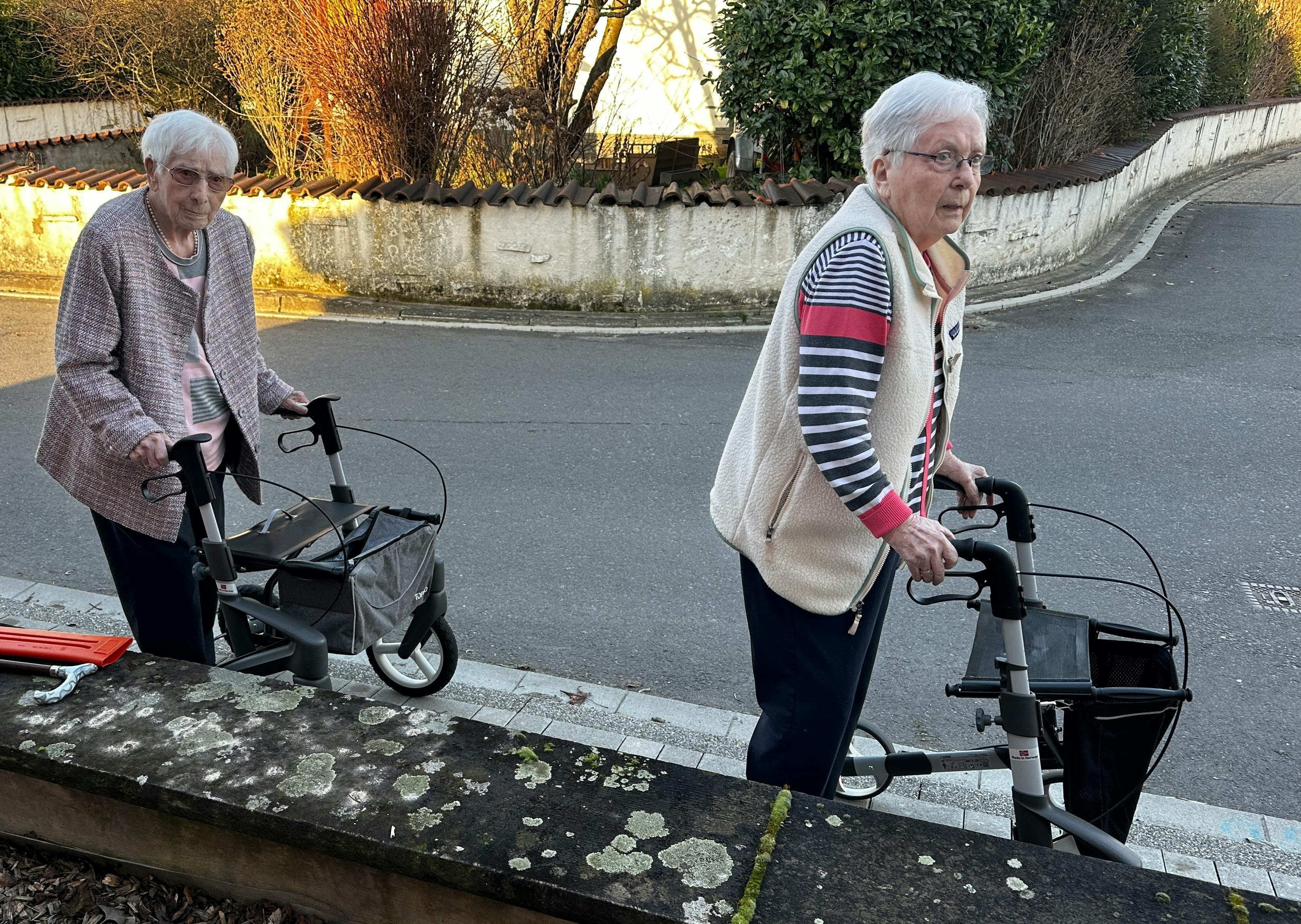 Oma und Emi auf Tour mit ihren Rollatoren.
