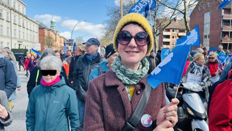 [Ilona mit Friedensfahne in der Hand beim Ostermarsch]