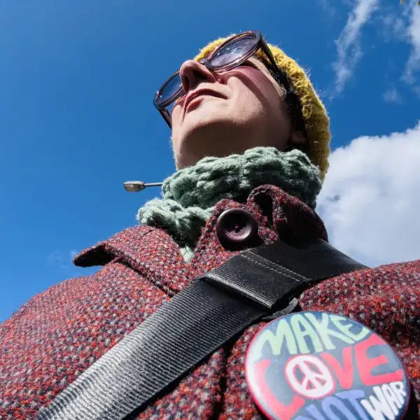 [Ilona mit Button "Make Love Not War" an der Jacke]