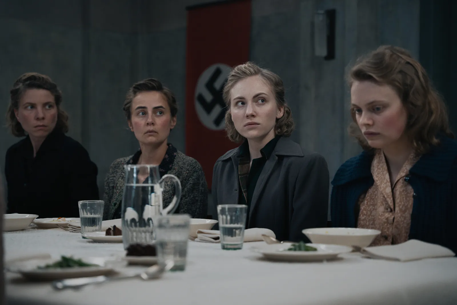 Rosa Sauer (Elisa Schlott) und andere Frauen des Ortes werden 1943 von der SS zwangsverpflichtet, als Vorkoster für Hitler die Speisen in der Wolfsschanze auf Gift zu prüfen
Foto: Luca Zontini / © Busch Media Group