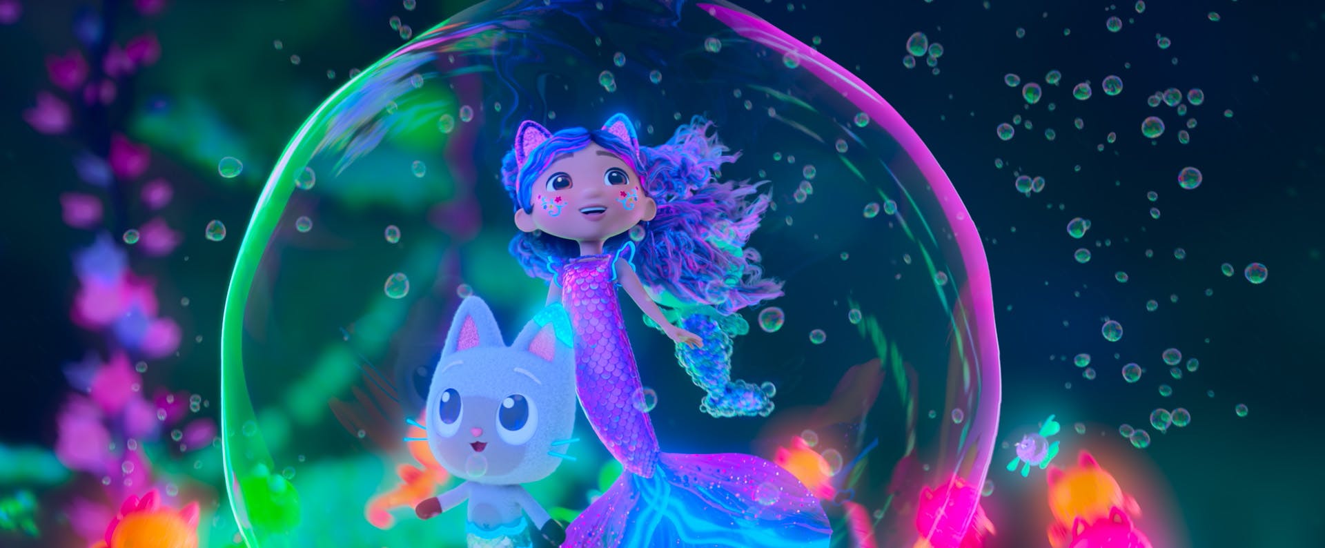 Zwar nicht Arielle oder Avatar, aber doch wunderbare Unterwasser-Szene (echt!): Pandy Paws (Logan Bailey) und Gabby (Laila Lockhart Kraner) // ©  Dreamworks Animations LLC / Universal Pictures