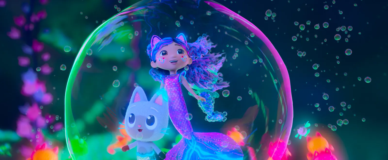 Zwar nicht Arielle oder Avatar, aber doch wunderbare Unterwasser-Szene (echt!): Pandy Paws (Logan Bailey) und Gabby (Laila Lockhart Kraner) // © Dreamworks Animations LLC / Universal Pictures