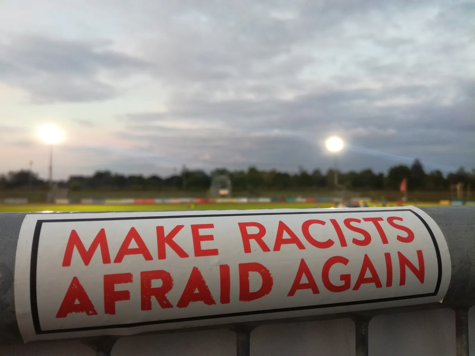 Eilenburg gegen Babelsberg 03. Aufkleber Make Racists Afraid Again. Im Hintergrund Stadion.