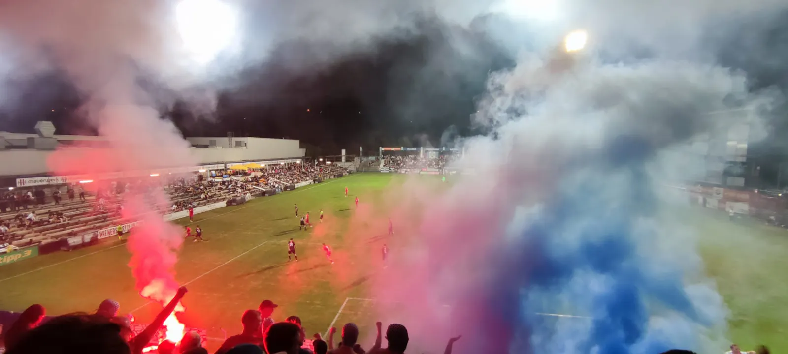 Wiener Sport-Club gegen Babelsberg 03. Pyrotechnik, Blick auf das Spielfeld.