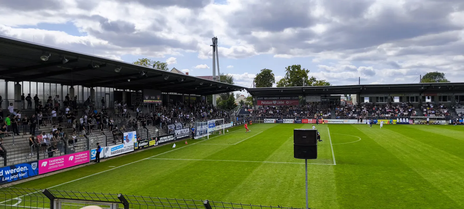 Babelsberg 03 gegen BFC Dynamo. Blick auf die Ost- und Haupttribüne.