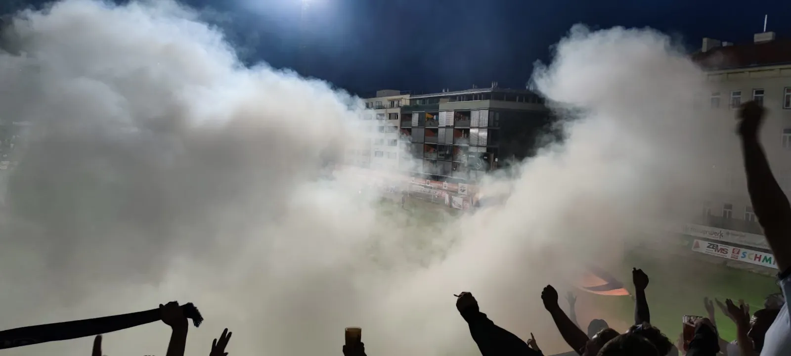 Wiener Sport-Club gegen Babelsberg 03. Arme von Fans, Schal, dichter, weißer Rauch.
