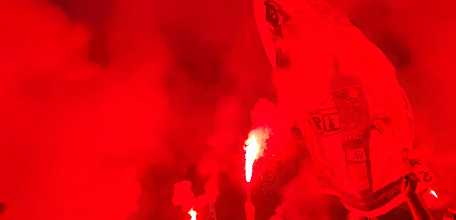 Pyrotechnik. Rauch. Fahne. Rotes Licht.