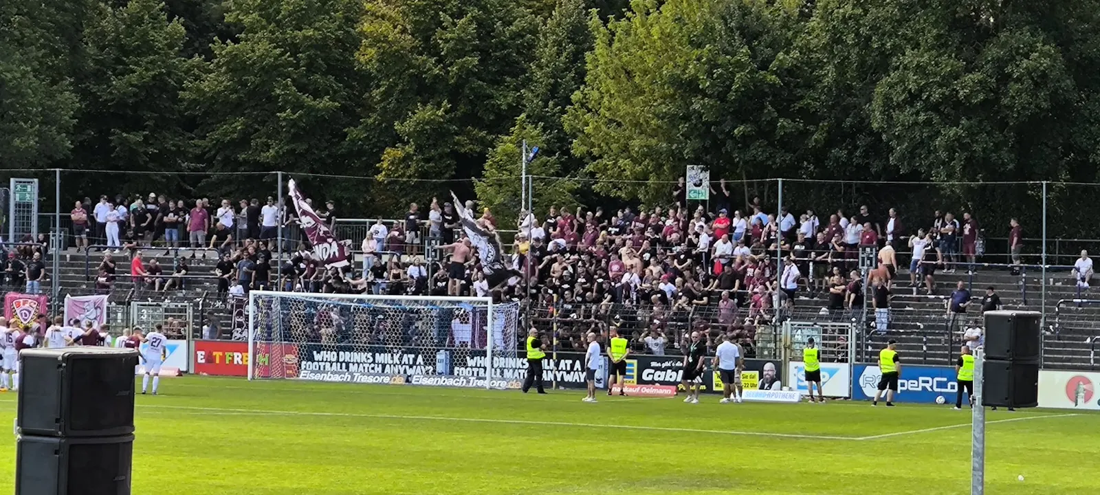 Babelsberg 03 gegen BFC Dynamo. Blick auf den Gästeblock.