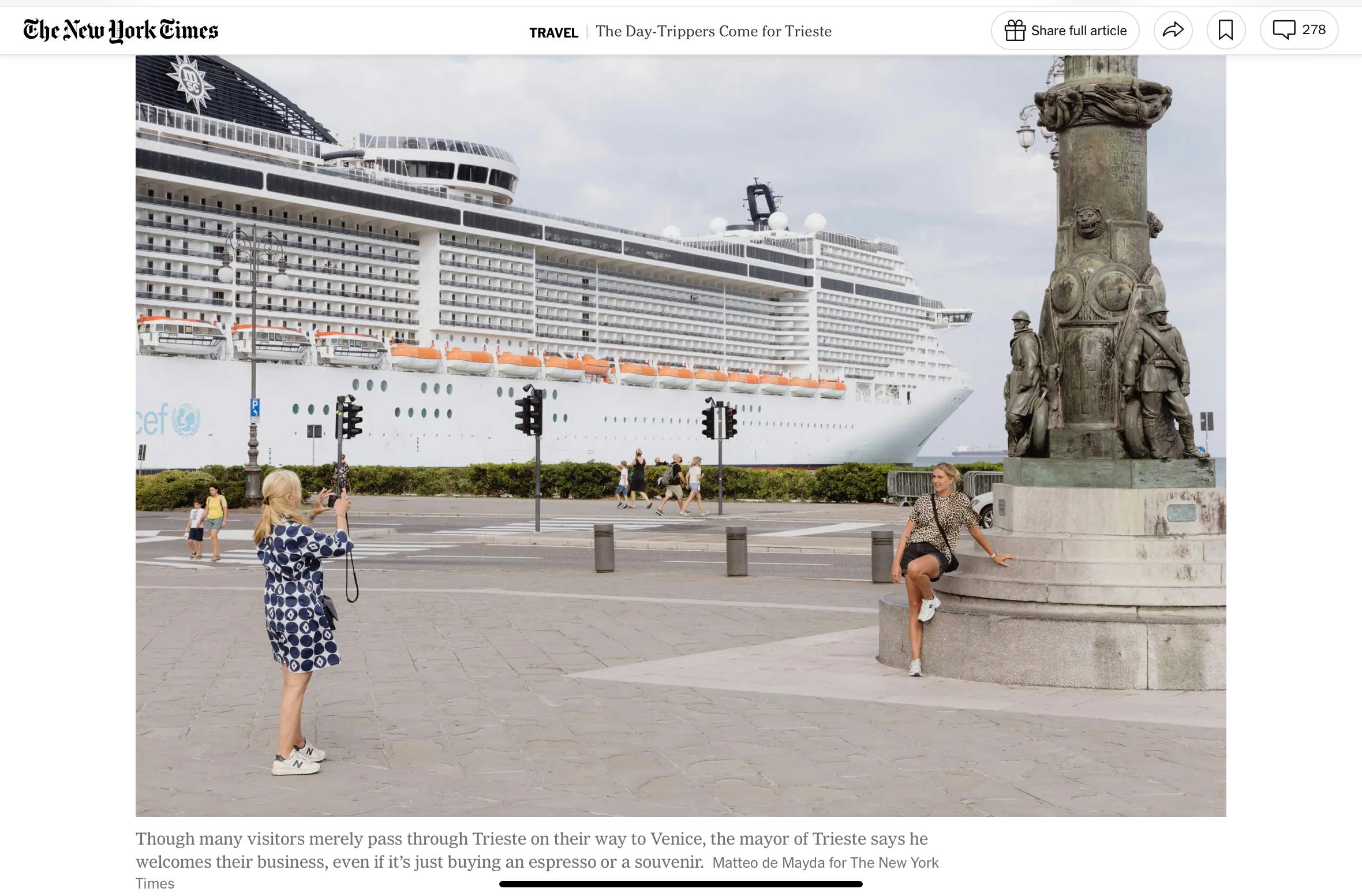 Foto von einem Kreuzfahrtschiff, das an der Piazza dell'Unità in Triest anlegt.
