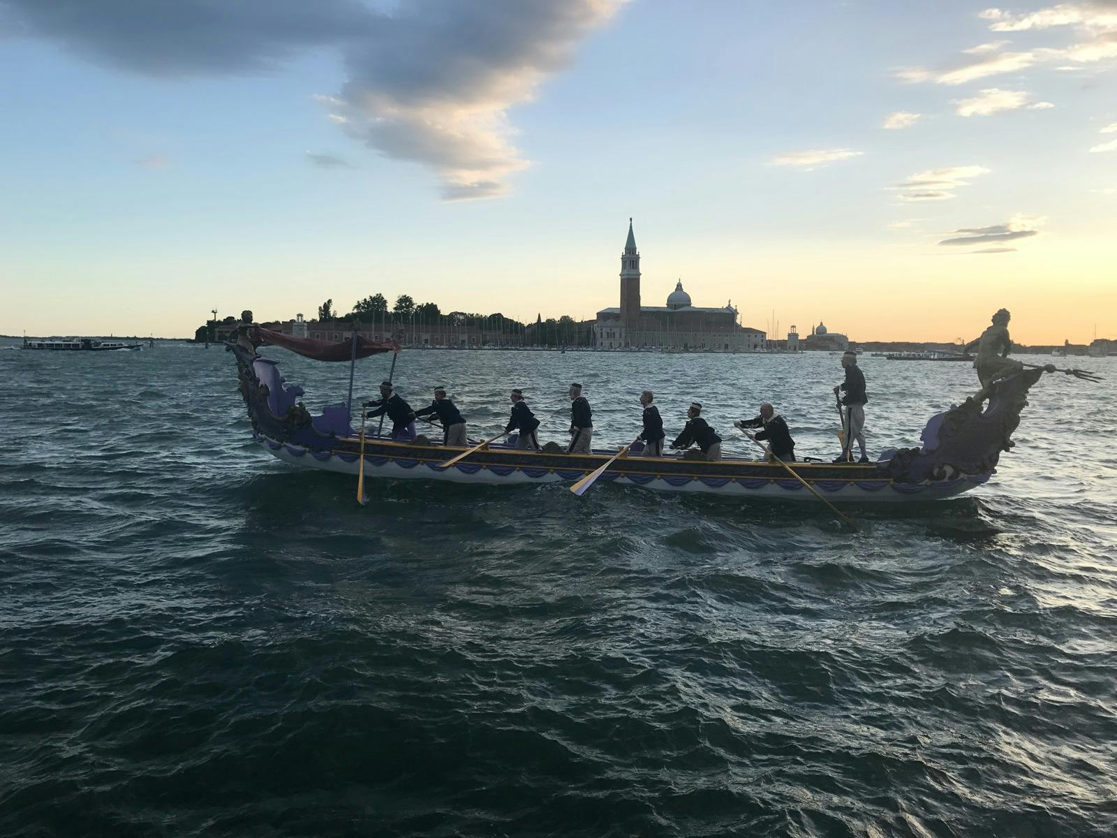 Bild von einem Ruderboot im Markusbecken, das von der Regata Storica zurückfährt.