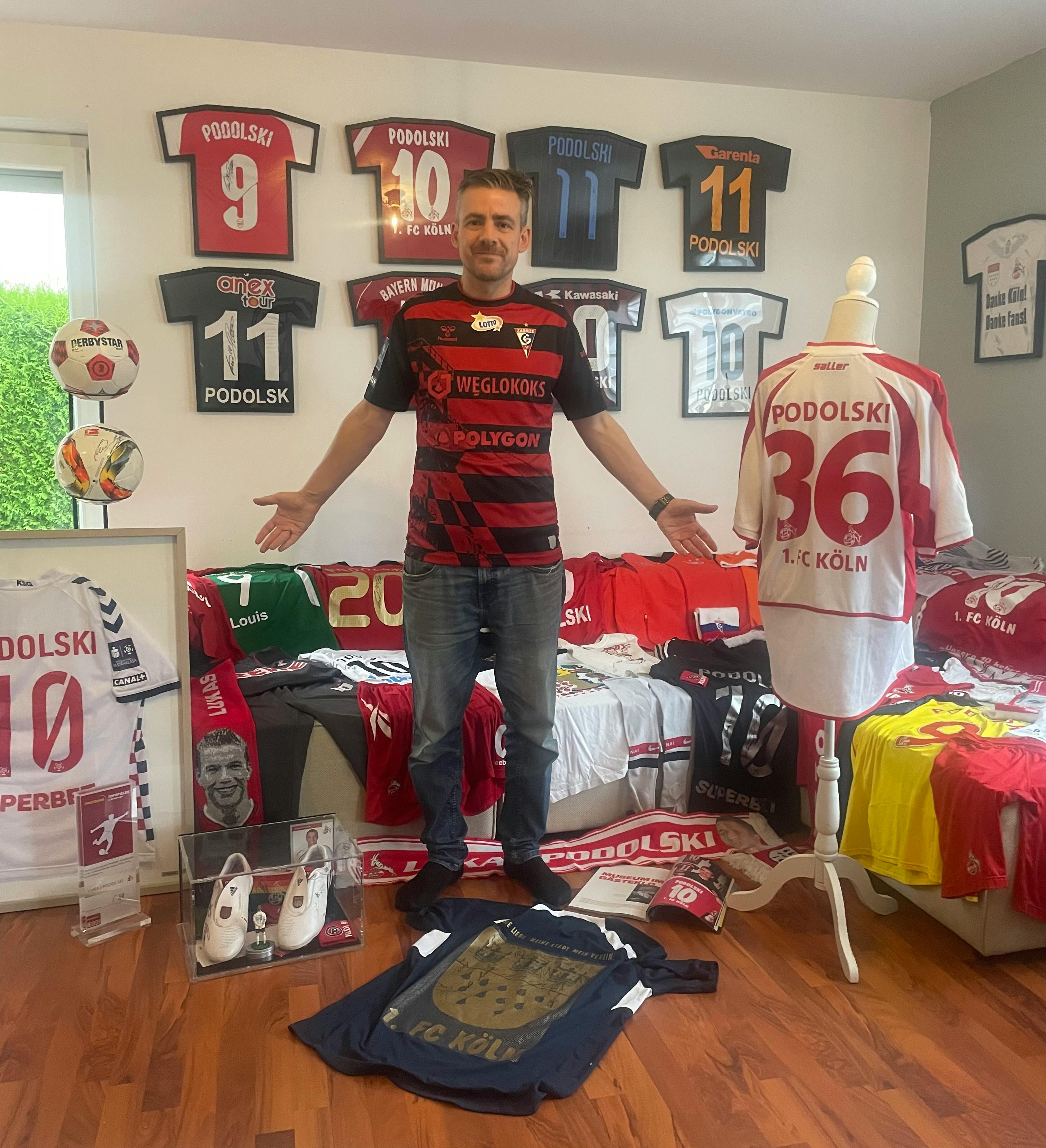 Dominic Willms in seinem Wohnzimmer mit lauter Poldi-Trikots