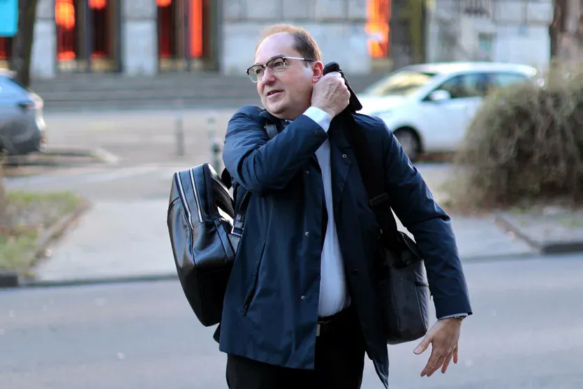 "Technische Kontakte" muss man haben. Der Innenminister ist ja auch nur "technisch" ein Mensch.