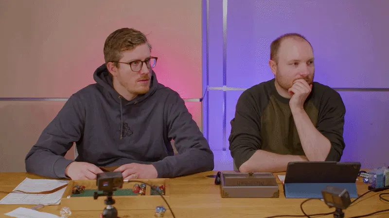 Tim und Kelly erfahren, dass Elaynie ihre Erinnerung an Flynt verloren hat. Tim hält sich ein Buch vors Gesicht und vergräbt sich darin und Kelly hält seine beiden Hände vor die Augen und wirkt auch verzweifelt.