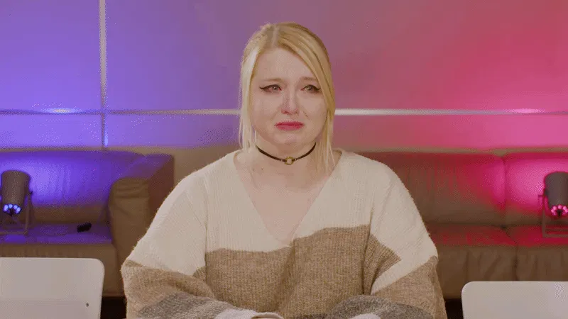 Rieke sitzt weinend und mit roten Augen allein am Tisch und wirkt fürchterlich gebrochen.