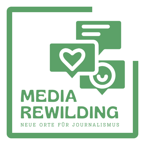 Grünes Logo zeigt offenes Quadrat mit Schriftzug Media Rewilding – Neue Orte für Journalismus unter Sprechblasen