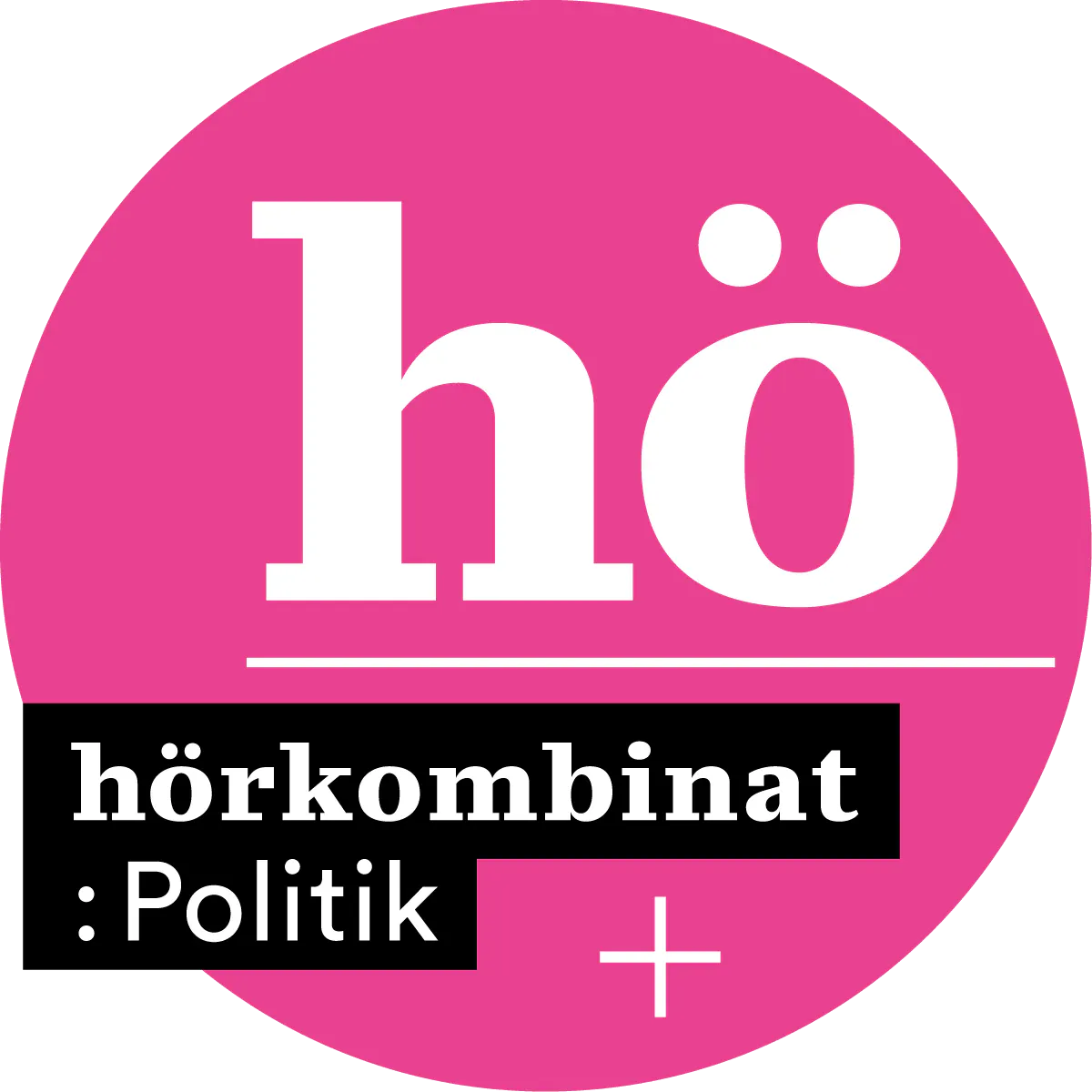 Das neue Logo von Hörkombinat :Politik. Ein rosa Kreis mit den weissen Buchstaben "hö" und einem Plus-Zeichen. Dazu von links ein schwarzer Balken mit dem Schriftzug "hörkombinat :Politik".