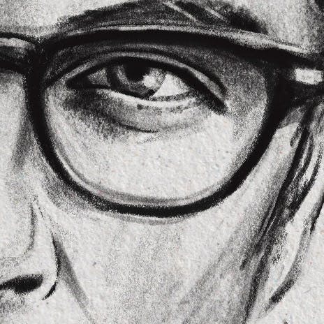 Detailausschnitt der Porträtzeichnung der Figur Tamás Bethlen: Man sieht ein Auge mit Brille.