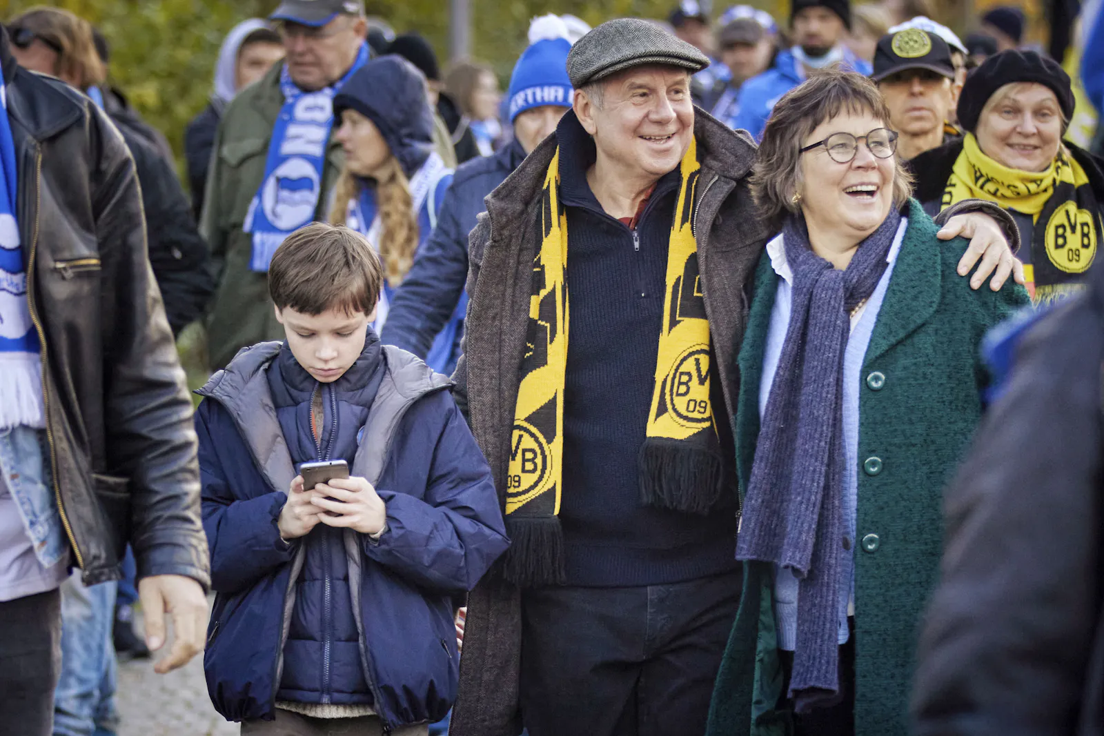 Jason, Opa und Oma im Film "Wochenendrebellen", Jason recherchiert auf seinem Handy.