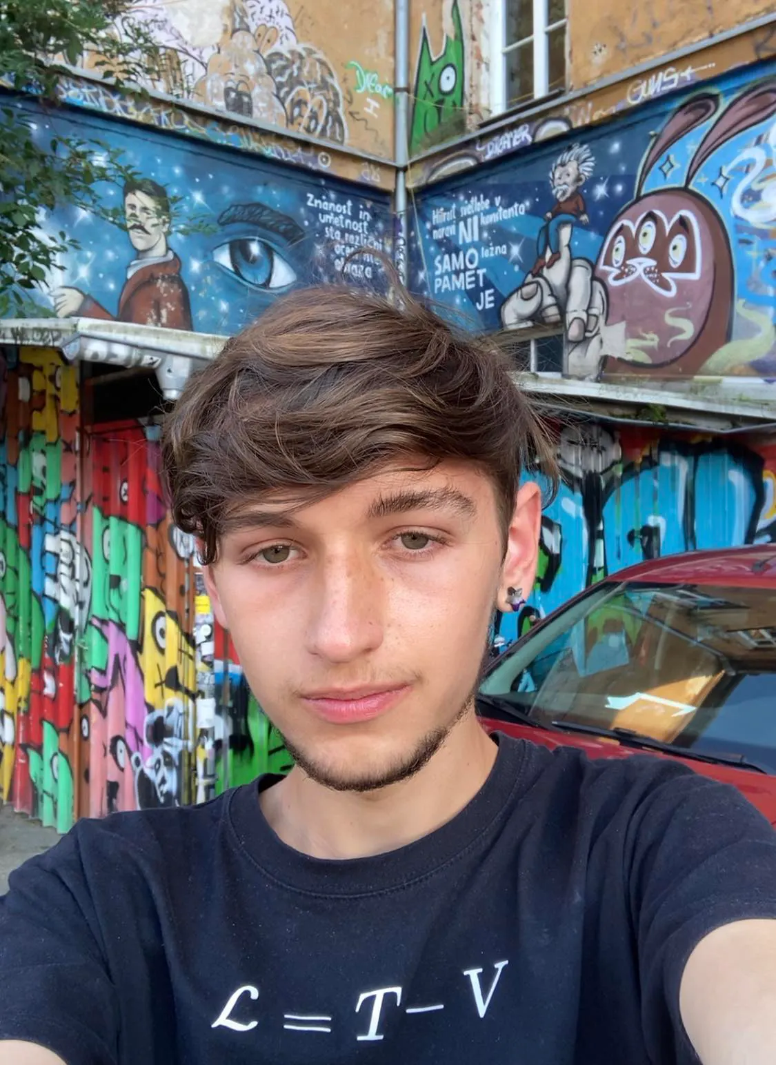 Selfie aus der Metelkova mit einem Tesla-Einstein-Graffito im Hintergrund.