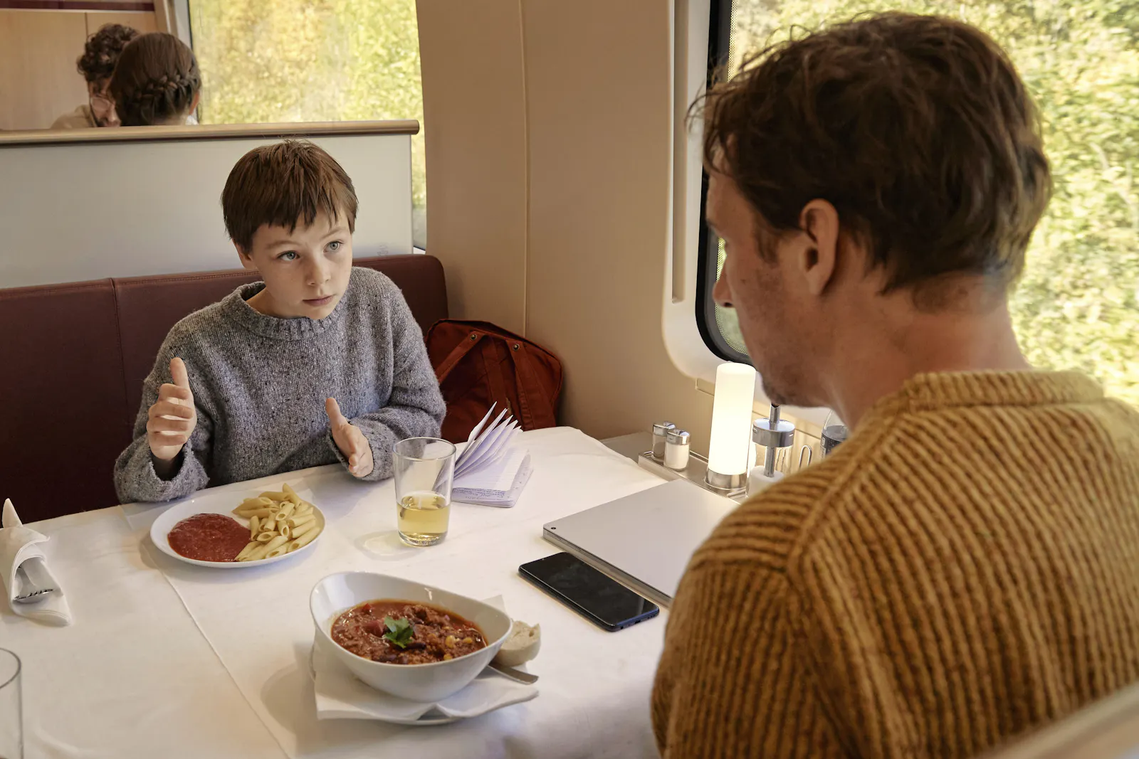 Szene aus "Wochenendrebellen": Jason und Mirco mit Nudeln im Bordbistro.