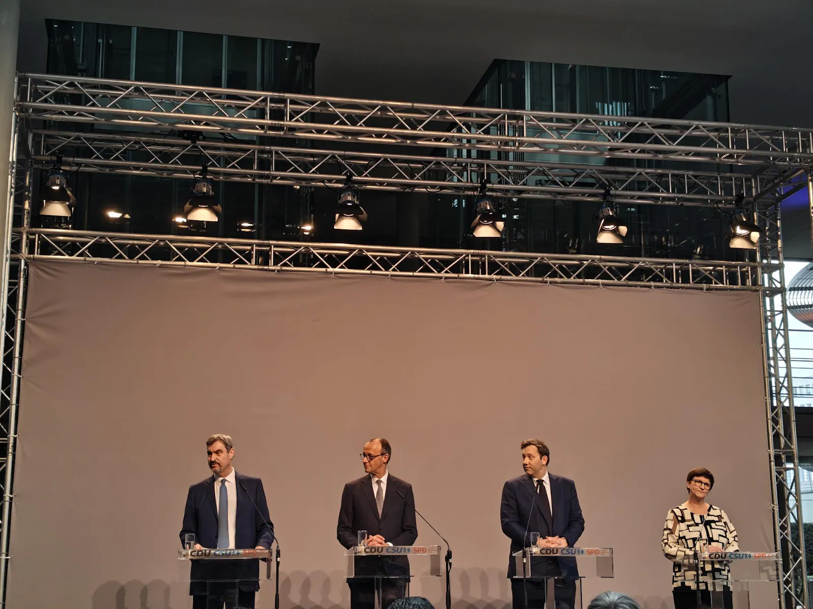 Markus Söder, Friedrich Merz, Lars Klingbeil, Saskia Esken am Mittwoch bei der Vorstellung des Koalitionsvertrages. (c) Falk Steiner 2025