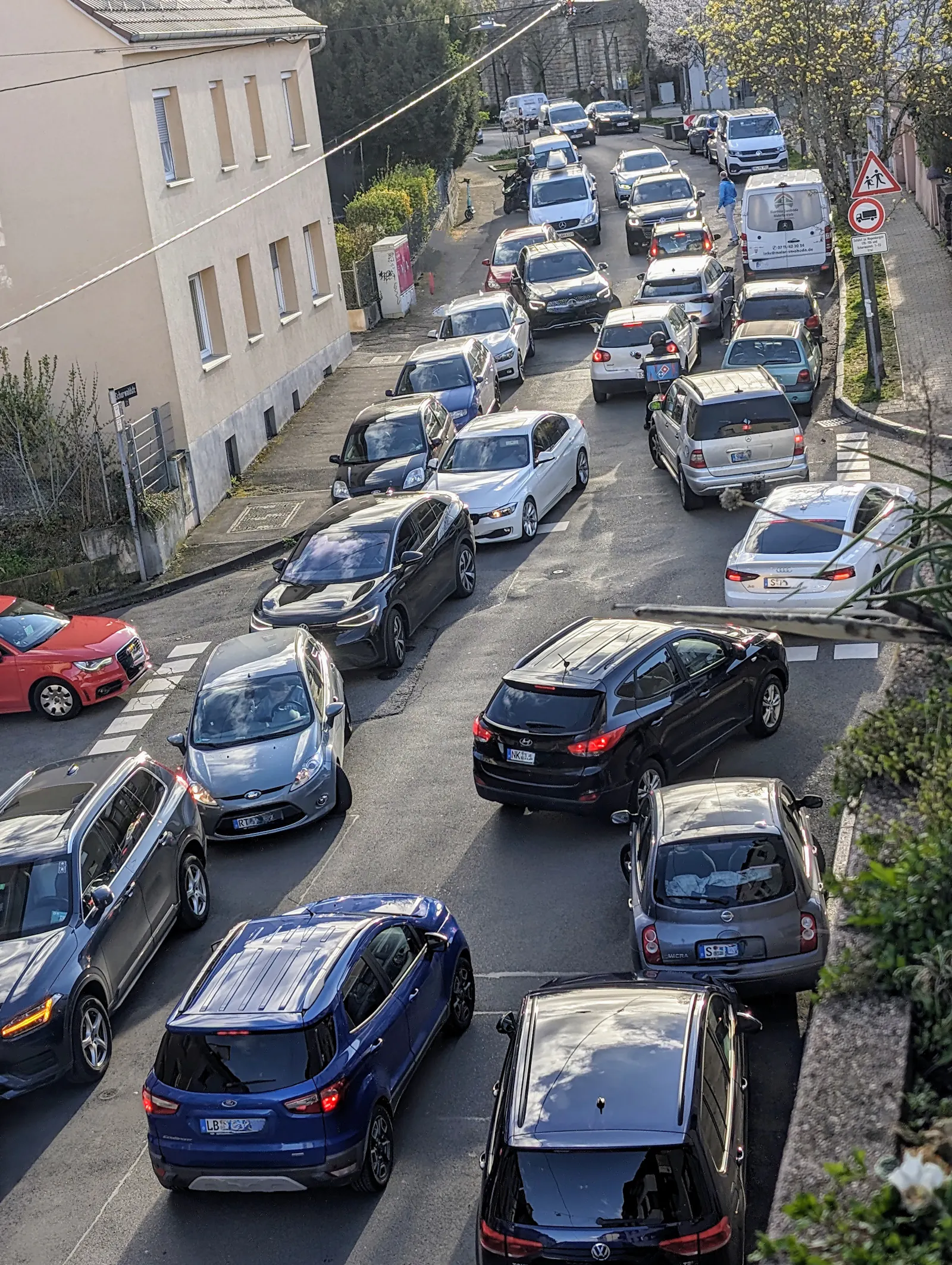 Manchmal geht in diesen Wochen auf der Schurwaldstraße in Gaisburg gar nichts mehr vorwärts (und rückwärts auch nur unter erschwerten Bedingungen). Foto: Jürgen Brand