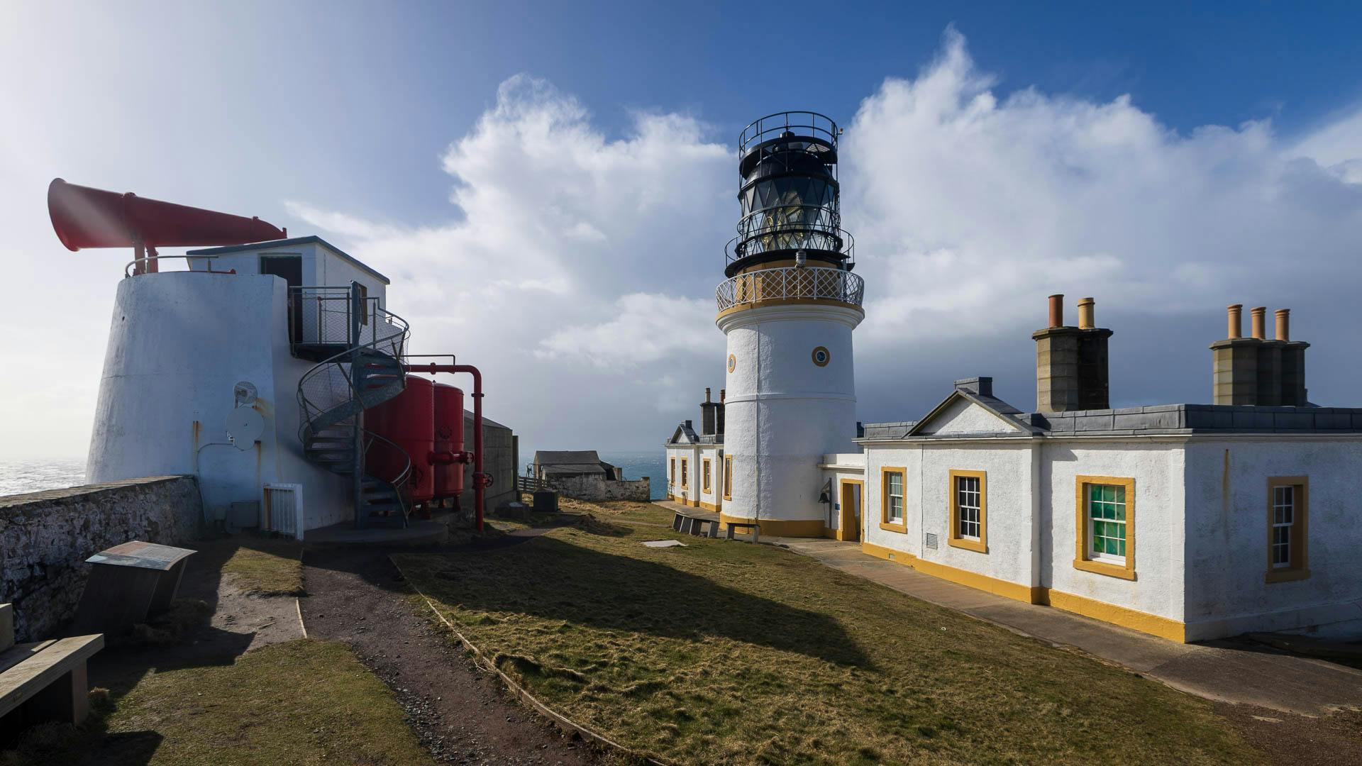 Sonne am Leuchtturm mit dem Horn im Vordergrund