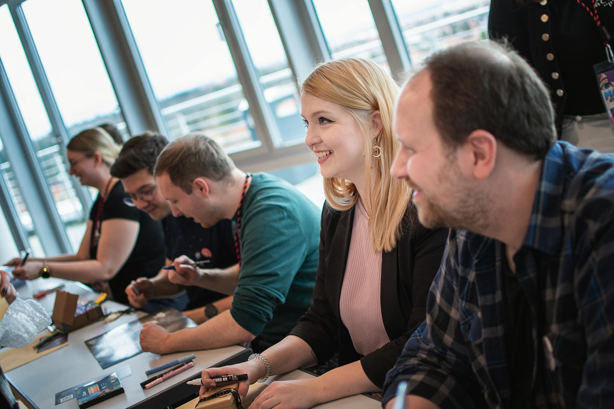 Alex, Rieke, Kelly und Patze geben Autogramme auf der MAG-C