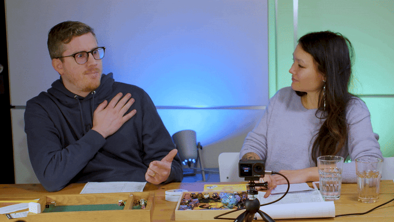Eine Gif-Datei von der Szene, in der Peren Jeri "Spinnst du?" entgegen brüllt. Jeri (Rubi) zeigt auf Peren und redet auf ihn ein.