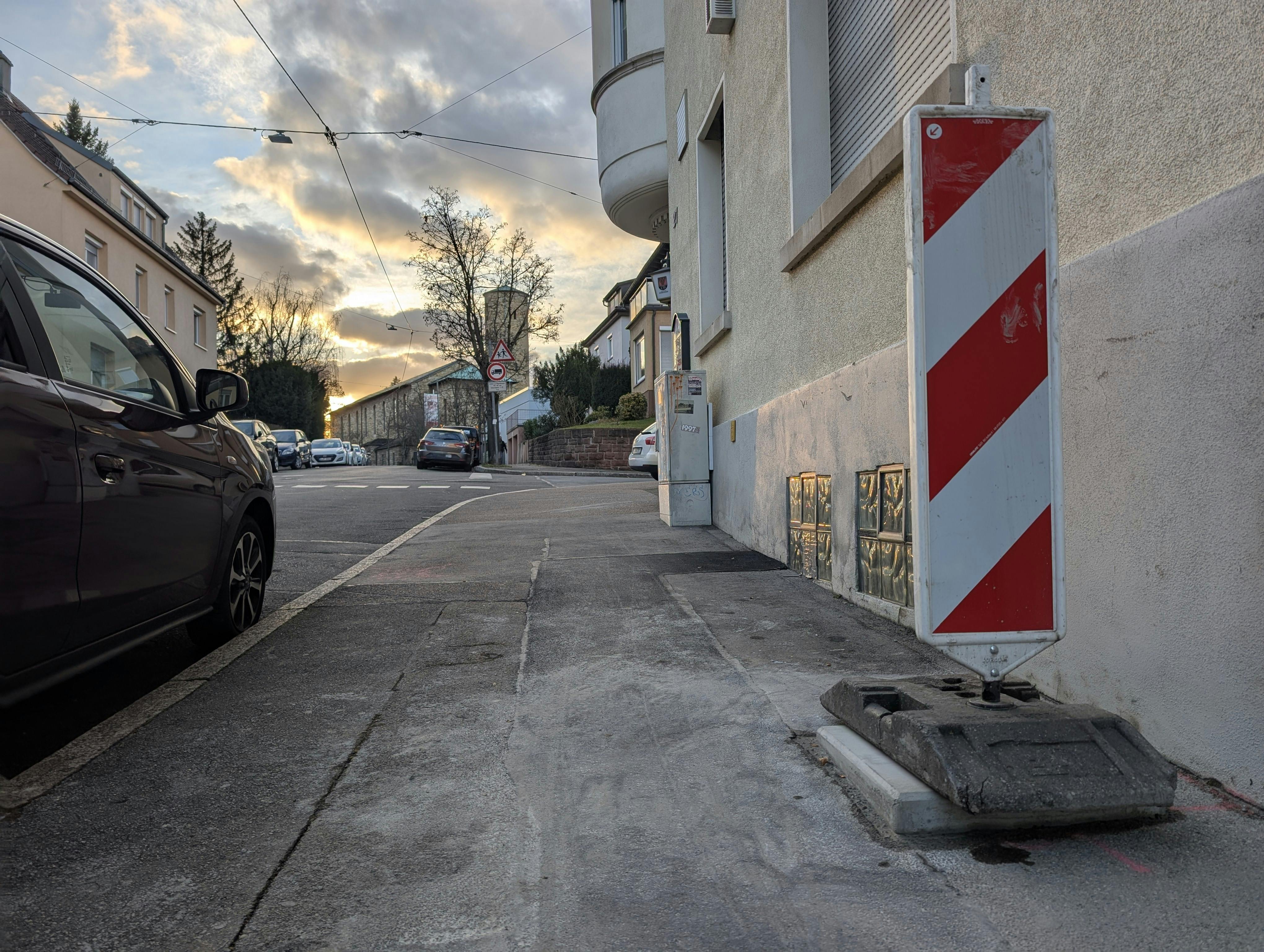 Die Vorarbeiten für das Parkraummanagement in Gaisburg laufen, die ersten Sockel für Parkscheinautomaten sind fertig. Foto: Jürgen Brand