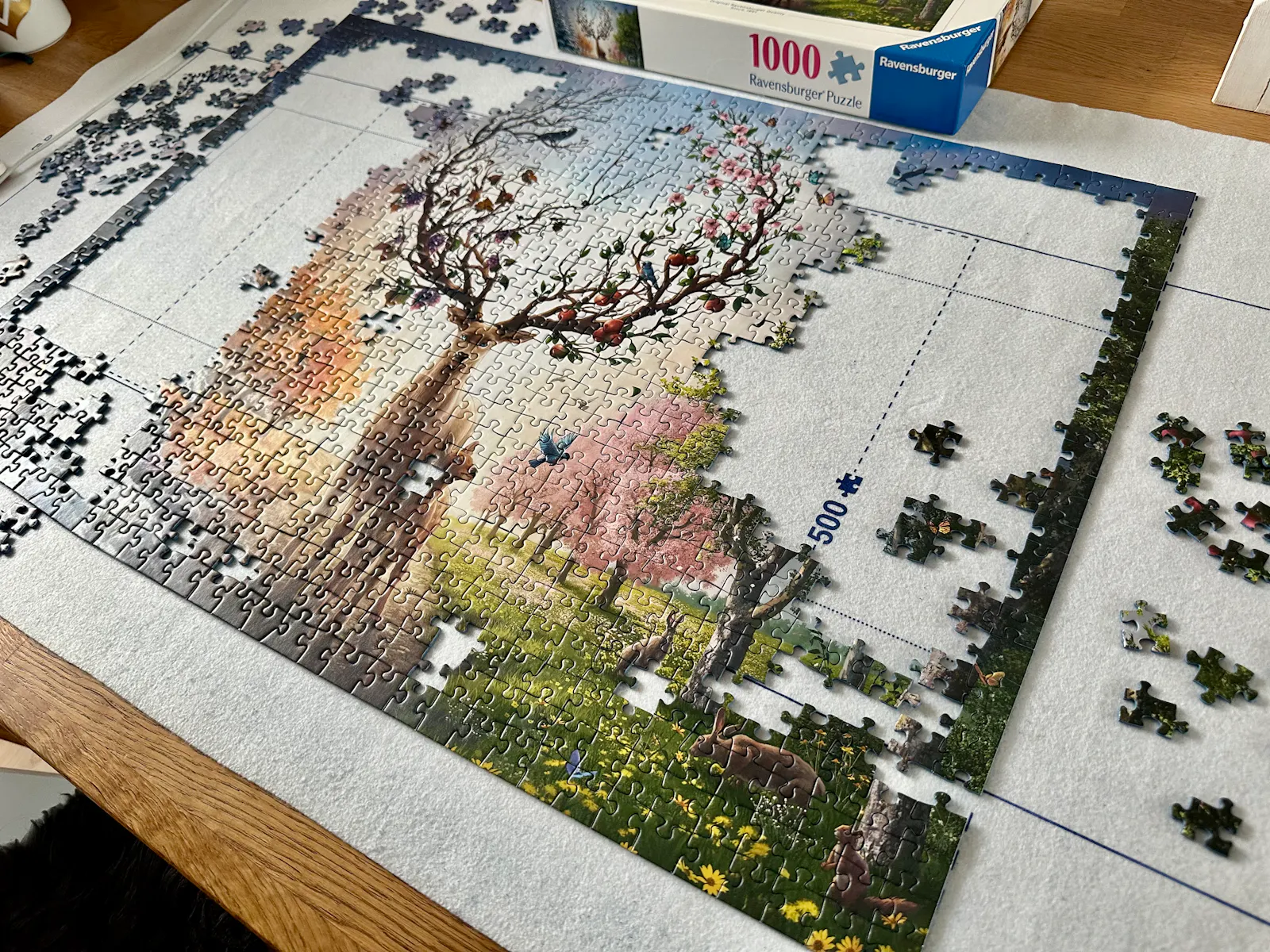 Halb fertiges Puzzle auf einer weißen Puzzlematte auf einem Tisch