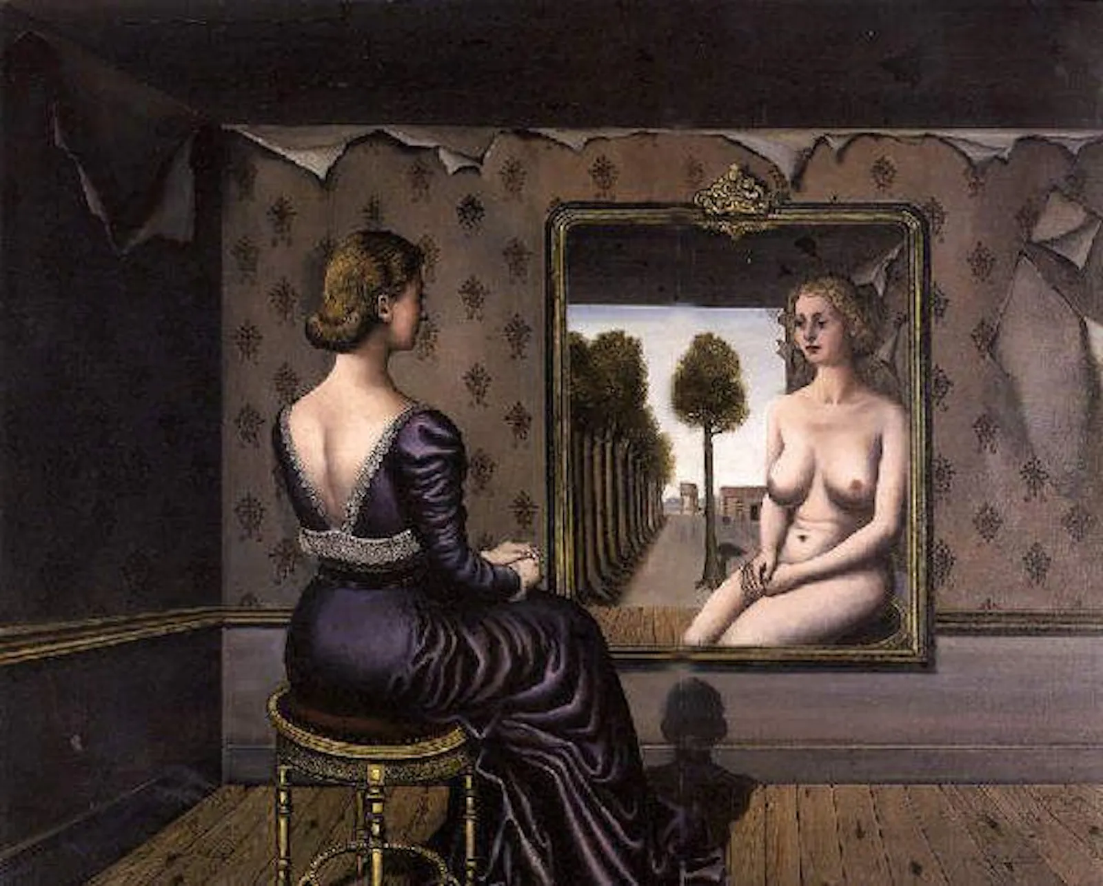 Paul Delvaux pinta una mujer sentada de espaldas en una habitación triste que al mirarse en un espejo se ve desnuda y en un paisaje
